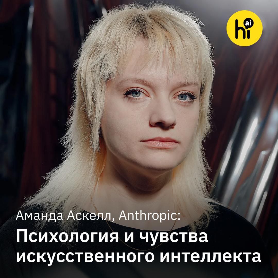 Специалист по SMM формулирует промпт для нейросети на ноутбуке